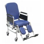 Comoda dotata di schienale reclinabile predisposto ad accogliere situazioni di instabilità del tronco. Seduta e schienale in spugna Piano di seduta WC Vaschetta estraibile Braccioli estraibili con fianchetto laterale Pedane elevabili regolabili in