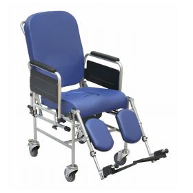 Comoda dotata di schienale reclinabile predisposto ad accogliere situazioni di instabilità del tronco. Seduta e schienale in spugna Piano di seduta WC Vaschetta estraibile Braccioli estraibili con fianchetto laterale Pedane elevabili regolabili in