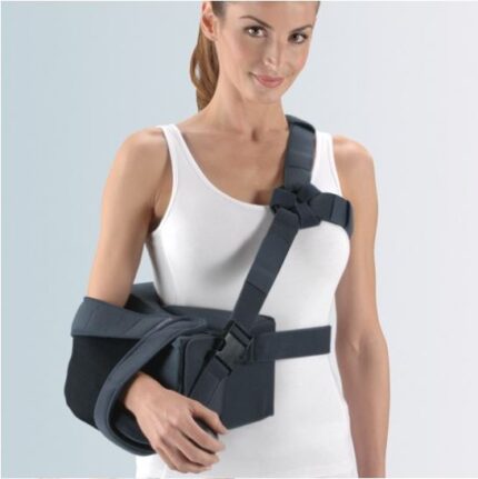 Cuscino abduttore per spalla in gommapiuma ad alta densità anatomico ed avvolgente con copertura in vellutino e morbida lycra nella zona di appoggio dell’avambraccio. Cuneo di regolazione intra-extra rotazione fino a 20° con copertura in vellutino grip