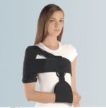 Tutore per omero in tessuto imbottito in poliammide e elastomero. Manicotto predisposto per l’inserimento di barre in alluminio laterali estraibili e modellabili. Polsino reggibraccio removibile. Sistema di cinghie a strappo regolabili e ritagliabil