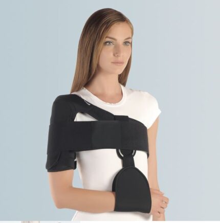 Tutore per omero in tessuto imbottito in poliammide e elastomero. Manicotto predisposto per l’inserimento di barre in alluminio laterali estraibili e modellabili. Polsino reggibraccio removibile. Sistema di cinghie a strappo regolabili e ritagliabil