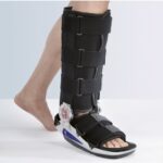 Tutore Walker per articolazione tibio-tarsica con imbottitura in tessuto accoppiato con monospugna all’interno e vellutino grippante all’esterno. Regolazione ROM • scafo esterno in alluminio leggero ad alta resistenza • articolazione ROM della dorso f