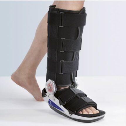 Tutore Walker per articolazione tibio-tarsica con imbottitura in tessuto accoppiato con monospugna all’interno e vellutino grippante all’esterno. Regolazione ROM • scafo esterno in alluminio leggero ad alta resistenza • articolazione ROM della dorso f