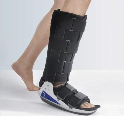 Tutore Walker per articolazione tibio-tarsica fisso a 0°, con imbottitura in tessuto accoppiato con monospugna all’interno e vellutino grippante all’esterno • scafo esterno in alluminio leggero ad alta resistenza • aste disponibili in versione lunga e