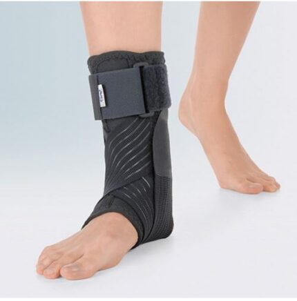 Cavigliera con bendaggio a 8 in tessuto tridimensionale made in FGP traspirante, antibatterico e termoregolatore Struttura dotata di stecca a spirale laterale e mediale e bendaggio ad 8 realizzato in materiale elastico Chiusura a strappo posizionata