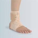 Cavigliera con bendaggio a 8 in tessuto Sensitive® Fabric che conferisce elasticità, leggerezza, traspirabilità ed aderenza Chiusura a strappo posizionata posteriormente INDICAZIONI • caviglia dolorosa • versamento intrarticolare tibio tarsico