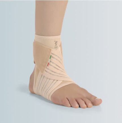 Cavigliera con bendaggio a 8 in tessuto Sensitive® Fabric che conferisce elasticità, leggerezza, traspirabilità ed aderenza Chiusura a strappo posizionata posteriormente INDICAZIONI • caviglia dolorosa • versamento intrarticolare tibio tarsico