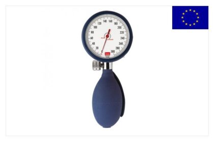 Sfigmomanometro ad aneroide di tipo palmare. Certificato dall’Istituto Nazionale Tedesco di Metrologia per cadute fino ad 1 metro di altezza. Particolare sistema di distribuzione dell’aria nel bracciale dal manometro che permette di non indurre carichi