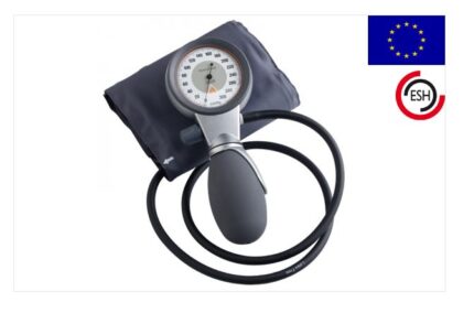 Sfigmomanometro ad aneroide di tipo palmare con sistema di misura a 1 tubo. Modello dal design moderno ed elegante che coniuga l'elevato standard qualitativo HEINE a caratteristiche di precisione certificata dalla Validazione Clinica di accuratezza secon