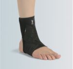 Cavigliera con bendaggio a 8 in tessuto Sensitive® Fabric che conferisce elasticità, leggerezza, traspirabilità ed aderenza Chiusura a strappo posizionata posteriormente INDICAZIONI • caviglia dolorosa • versamento intrarticolare tibio tarsico