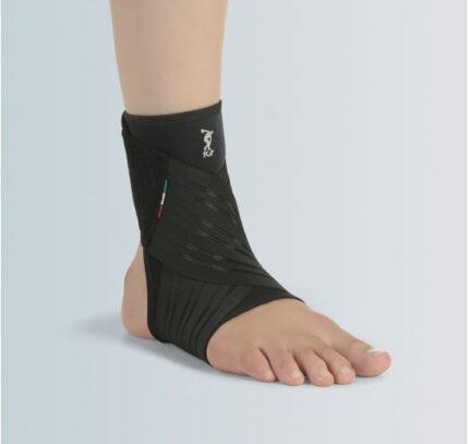 Cavigliera con bendaggio a 8 in tessuto Sensitive® Fabric che conferisce elasticità, leggerezza, traspirabilità ed aderenza Chiusura a strappo posizionata posteriormente INDICAZIONI • caviglia dolorosa • versamento intrarticolare tibio tarsico