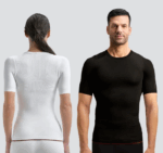 Maglietta posturale realizzata con la tecnologia Seamless, senza cuciture che gestisce più tipologie di elastomeri contemporaneamente Filato in microfibra per un maggiore comfort, morbidezza e traspirabilità Trattamento antibatterico e termoregolato