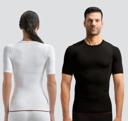 Maglietta posturale realizzata con la tecnologia Seamless, senza cuciture che gestisce più tipologie di elastomeri contemporaneamente Filato in microfibra per un maggiore comfort, morbidezza e traspirabilità Trattamento antibatterico e termoregolato