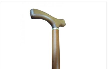 Bastone in legno con impugnatura a T classica. Puntale in gomma.