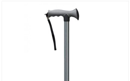 Bastone in alluminio con impugnatura a T in poliuretano morbido, con cinturino di sicurezza da infilare al polso. Facilmente regolabile, mediante spine di bloccaggio, su 10 differenti livelli di altezza. Puntale in gomma. Disponibile in tre varianti di c