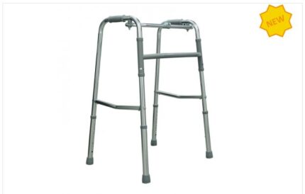 Deambulatore pieghevole con struttura in alluminio, regolabile in altezza, una barra stabilizzatrice orizzontale in acciaio e quattro punti di appoggio al terreno. L’apertura e la chiusura delle due sezioni laterali del telaio avvengono facilmente mediant