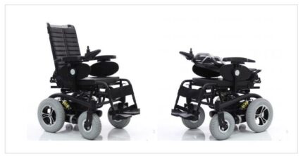 Carrozzina elettrica da esterni con ammortizzatori posteriori e telaio riducibile per agevolare il trasporto. Dotata di luci anteriori e posteriori con frecce direzionali. Schienale abbattibile, con cinghie tensionabili e rivestimento imbottito, regol