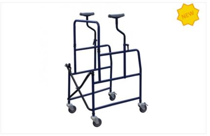 Deambulatore ascellare con struttura pieghevole in acciaio, con base regolabile che permette di variare l’altezza del sedile. Dotato in configurazione base: 4 ruote piroettanti di cui le due posteriori con freno. Appoggi ascellari regolabili in altezz