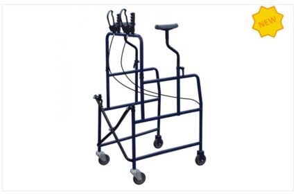 Deambulatore ascellare con struttura pieghevole in acciaio. Dotato in configurazione base: 4 ruote, 2 anteriori piroettanti e 2 posteriori fisse con freno Appoggi ascellari regolabili in altezza Due impugnature con freni a leva montate sulla barra an