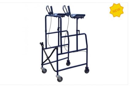 Deambulatore con appoggi brachiali e struttura pieghevole in acciaio. Dotato in configurazione base: 4 ruote, 2 anteriori piroettanti e 2 posteriori fisse con freno. Appoggi brachiali regolabili in altezza e profondità con impugnature e freni a eva. Ac