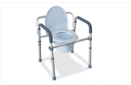 Comoda 4 in 1 con struttura pieghevole in alluminio: poggia-braccia imbottiti in poliuretano morbido; sette livelli di regolazione in altezza; seduta con foro con copri-seduta in polietilene; secchio estraibile con coperchio in polietilene; puntali