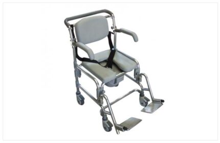 Sedia da doccia e da comodo con struttura pieghevole in alluminio. Braccioli ribaltabili, seduta e schienale imbottiti in poliuretano ideali per il comfort dell’utente, dotata in configurazione base: Quattro ruote piroettanti auto-lubrificate con freni