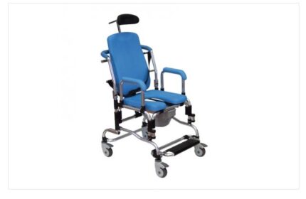 Sedia da doccia e da comodo in alluminio con schienale reclinabile: poggiatesta, braccioli e pedane amovibili; imbottiture sedile e schienale in poliuretano morbido per un migliore comfort dell’utente; poggiatesta regolabile in altezza e profondità;