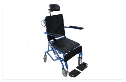 Sedia da doccia e da comodo basculante (fino a 25°) con telaio in alluminio verniciato regolabile in altezza e braccioli ribaltabili imbottiti: pedane in plastica regolabili in altezza con fascia fermagambe in nylon; sedile in poliuretano morbido con