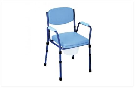 Comoda con struttura in acciaio verniciato: gambe estraibili e regolabili in altezza; sei livelli di regolazione in altezza; poggia-braccia in materiale plastico; seduta, copertura rigida e schienale in PVC imbottito; secchio estraibile con coperch