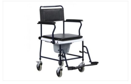 Sedia da comodo con ruote, due delle quali con freni di stazionamento, dotata di braccioli ribaltabili e pedane estraibili regolabili in altezza: struttura in acciaio; copri seduta in ecopelle imbottita e vaso con coperchio in plastica; disponibile n