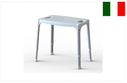 Sgabello per doccia di design moderno e accattivante, con gambe in alluminio anodizzato ad altezza regolabile, seduta in polipropilene e fibra di vetro ergonomica con impugnature laterali e scarichi per il deflusso dell’acqua, dotata in configurazione bas