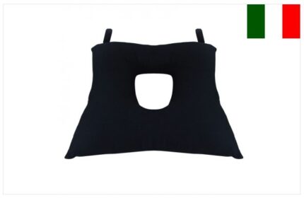 Cuscino Easy con foro centrale per la prevenzione del decubito e problemi prostatici realizzato con fibra cava siliconata racchiusa in una fodera in tessuto cotone 100% sanforizzato da 285g/m2: fissaggio a velcro; colore nero.
