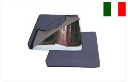 Cuscino per la prevenzione del decubito costituito da una base anatomica realizzata con sistema poliuretanico bicomponenete atossico, non irritante e Latex Free e da uno strato superiore composto da una lastra in gel di poliuretano. Fodera bielastica ign