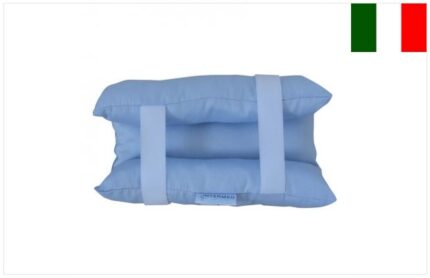 Protezione per la prevenzione del decubito del gomito realizzate con fibra cava siliconata racchiusa in una fodera di cotone con sistema di fissaggio a velcro. L’elevata resilienza e l’alta traspirabilità consentono un’efficace azione nella prevenzione d