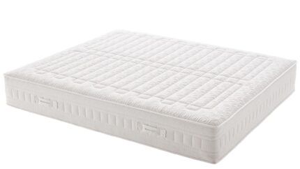Materasso a Molle Indipendenti a portanza MEDIA, di altezza totale 26cm. La struttura interna ha la seguente composizione: Memory con portanza media con grandi capacità termoregolanti e di accoglienza, altezza 5 cm, densità del memory bianco 55 kg/m³ e