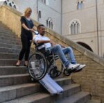 La gamma dei montascale a cingoli ha anche la versione BASIC che pur non avendo la rotazione a 360° riesce comunque a girare senza sforzi sul pianerottolo grazie ai ruotini ausiliari posizionati nella parte posteriore. L’azienda è riuscita quindi con le s