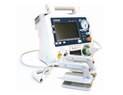 Defibrillatore di fascia alta destinato ad uso ospedaliero. Ha capacità di defibrillazione AED e modalità manuale e può utilizzare elettrodi monouso e piastre defibrillazione esterne ed interne. Ha un PACER transcutaneo per stimolazione temporanea dei paz