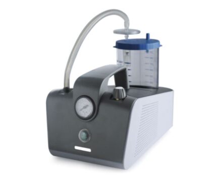 Aspiratore chirurgico professionale – Vaso da 1 lt – 15 l-min – Aspimed 1.8 Accessori in DOTAZIONE – 1 Vaso di raccolta da 1000cc in policarbonato, autoclavabile con valvola di troppo pieno – 1 Sacca monouso da 1000cc – 2 Filtri antibatterici 99% id