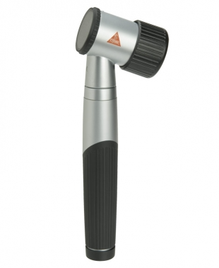 Dermatoscopio HEINE mini 3000 da 2,5V con piastrina di contatto Ø 23mm senza scala, manico a batterie mini 3000 con 2 batterie alcaline AA incluse, 10 ml di olio per dermatoscopia, compendio. In blister. Dermatoscopio tascabile dal design compatto con