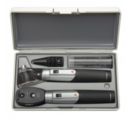 Set composto da otoscopio e HEINE mini. Comprensivo di: Set di 4 speculum riutilizzabili SANALON S; 10 speculum monouso HEINE AllSpec (5 di Ø 2,5 mm e 5 di Ø 4 mm); Astuccio rigido.